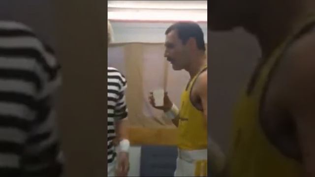 Фредди Меркьюри распивается
