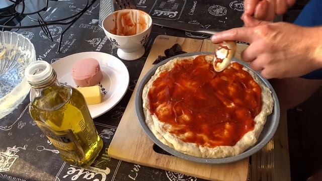 Неаполитанская пицца на угольном гриле.