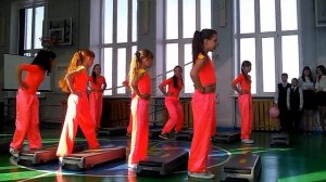 Танец на 8 марта в школе.