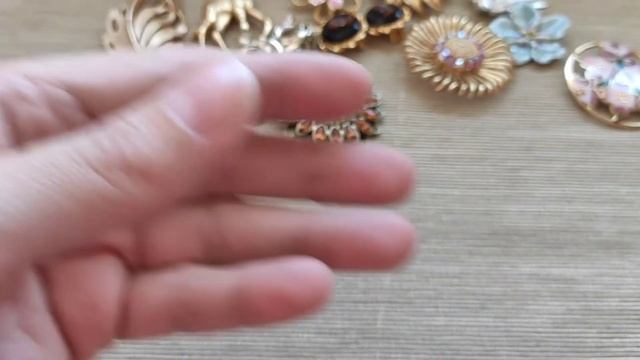 9. Броши и клипсы. Monet, Napier, Trifari Crown, Lisner, JJ, Kramer, Lewis Segal, Fish, Avon #броши смотреть онлайн
