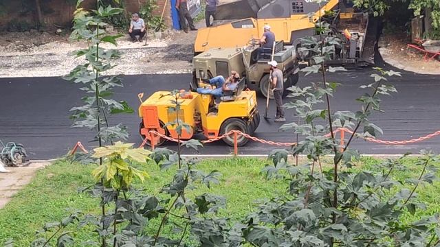 Когда руки заняты или укладка асфальта по-армянски в Королёве. смотреть онлайн