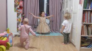 Неожиданные танцы детишек