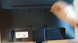 Соединяю кронштейн DEXP MM32-C01 с монитором