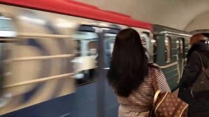 Метропоезд Номерной прибывает на станцию метро Новокузнецкая.