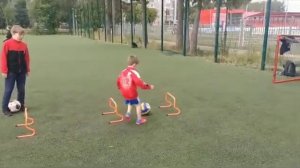 Упражнение для начинающих футболистов.