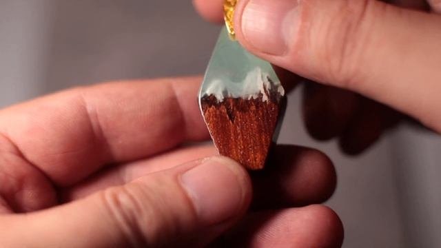 Кулон снежные горы из древесины и светящейся эпоксидной смолы