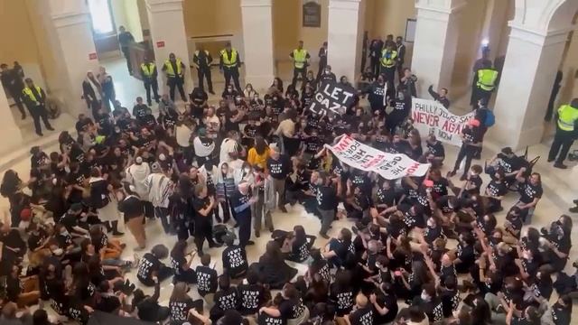 В Вашингтонский Капитолий прорвалась толпа протестующих