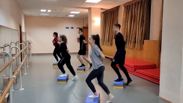 Фрагмент выполнения комплекса упражнений на степ платформах