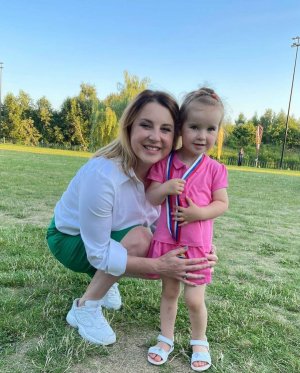 Третья фигуристка в семье: Ирина Слуцкая поставила на коньки младшую дочь