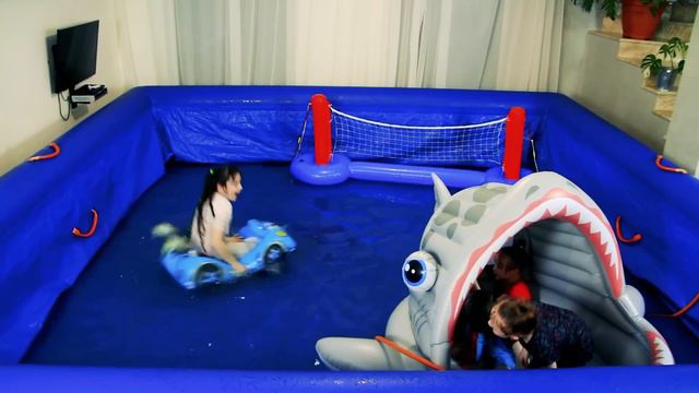 Аквапарк дома Гигантский Бассейн и Надувные аттракционы أكوابارك في المنزل смотреть онлайн