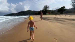 Пхукет 15 мая 2023 года, отель Karon Sea Sands, пляж Karon и волны.