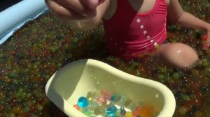 Купаемся и играем в бассейне с шариками орбиз Have fun in orbeez pool