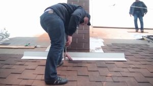 Монтаж пристенной планки (примыкание) к стене или трубе