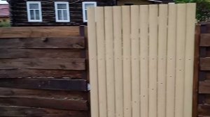 Самый бюджетный забор из дерева сделали своими руками.