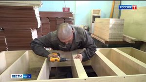 Осужденные в Чите изготавливают мебель для новой школы