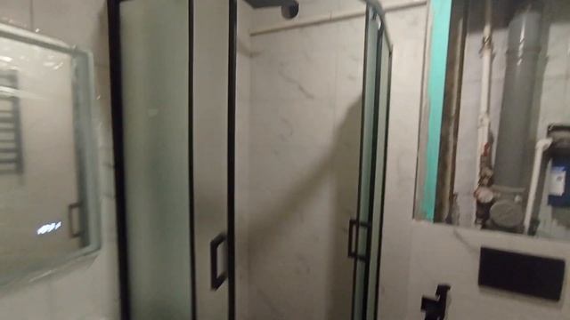 Ванная комната черная на белом.