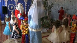 Дед Мороз в зале музыкальном (Средняя гр.)