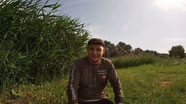 Трудовая рыбалка с ночевкой. Ловля карпа и сазана летом на флэт фидер и карпфишинг. смотреть онлайн