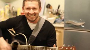 Паренек нереально спел офицеры