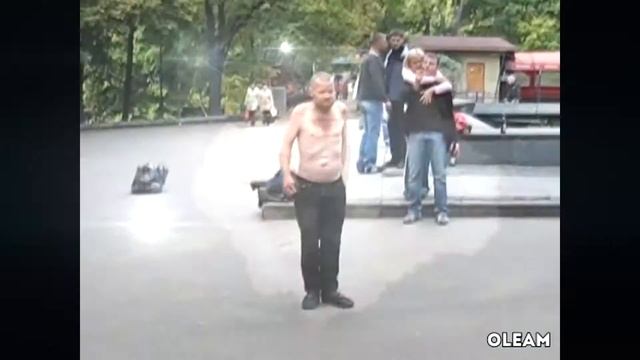 Man rescued the girl from the dogs  Мужчина спас девушку от собак