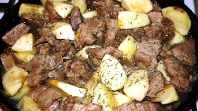 Тушеная свинина с яблоками