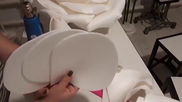 МК роза из изолона на плафон.
