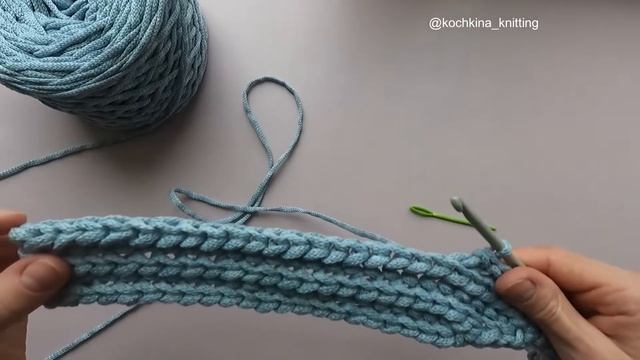 Молодежная шапка бини с отворотом. Из акрилового шнура.Вязание крючком. смотреть онлайн