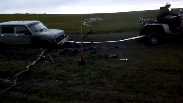 Квадроцикл вытягивает ниву с грязи. смотреть онлайн