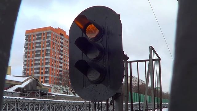 Красный, желтый и зеленные переключения светофоров метро! смотреть онлайн