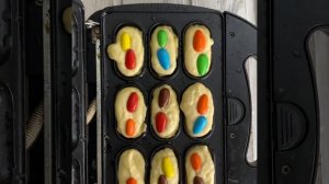 Сладкие пончики в мультипекаре с M&M's.