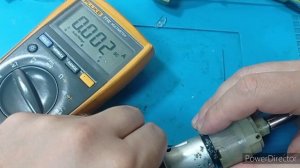 Переделываем аккумуляторную отвертку, уходит в защиту