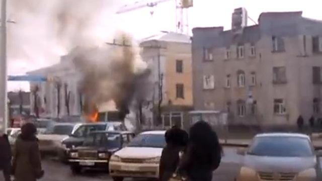 в Калуге сгорел пассажирский автобус ПАЗ 77 смотреть онлайн