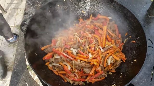 Китайская лапша вок в казане на костре. смотреть онлайн