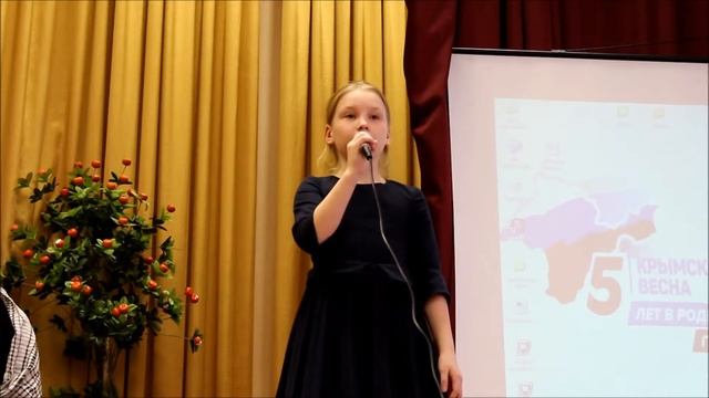 Кузьмина Наташа читает стихотворение "Морюшко-море прозрачное"