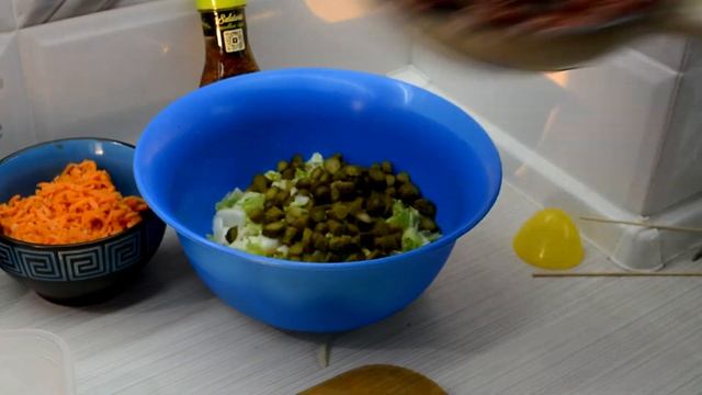 Салат с охотничьими колбасками