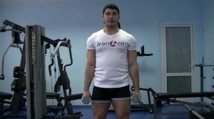 Подъем гантелей на бицепс стоя