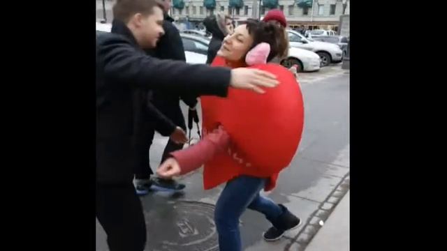 Бесплатные обнимашки 14 февраля СПБ смотреть онлайн