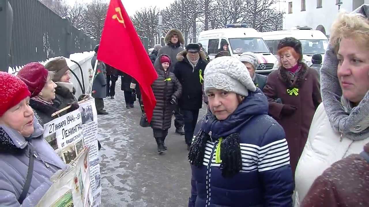 Блокадницы-коммунисты у Пискаревки