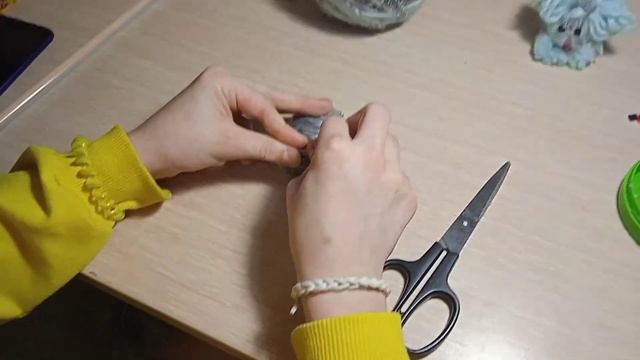 Милая собачка из ниток/пряжи Поделки из втулки от киндера своими руками. Игрушка из пряжи. смотреть онлайн