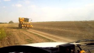 Комбайн OXBO для уборки сладкой и семенной кукурузы в початках.