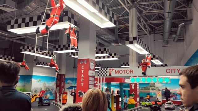 В ТРЦ Ривьера смотреть онлайн