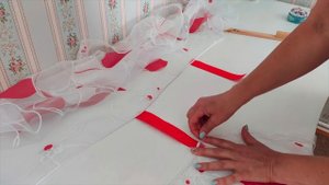 Не спешите выкидывать старый тюль. Из него легко сделать стильную тунику для пляжа