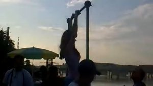Девушка висит на турнике