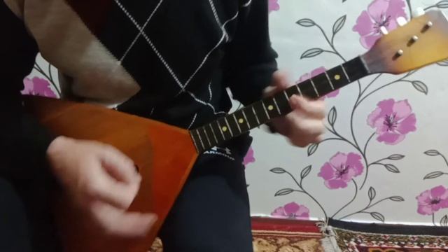 Пробую играть наигрыш на балалайке :) смотреть онлайн