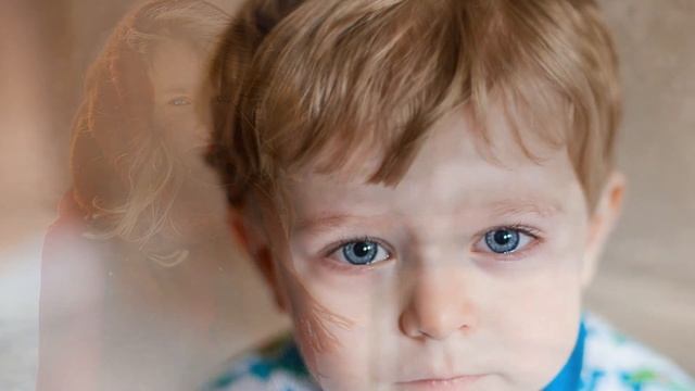 Девочка украла хлеб, чтобы накормить двухлетнего голодного брата, ведь они пили только воду из кран смотреть онлайн