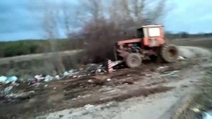 ДТ-75 НА КОЛЕСАХ. Запуск после зимы, сгортаем мусор, переворачиваем машину.