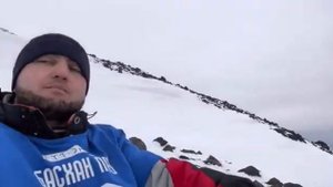 07.07.2023,Балкарец Асхат Гузоев и карачаевец Алан Саркитов на высочайшей  вершине - горе Эльбрус