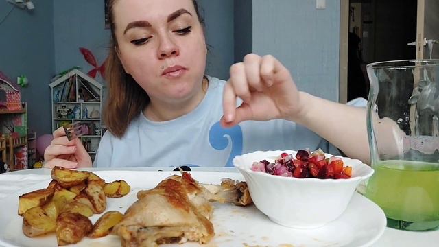 Мукбанг жареные окорочка, картошечка и винегрет #мукбанг #фудблогер