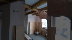 Открытые потолочные балки в интерьере. Кухня-гостиная. Расшир версия