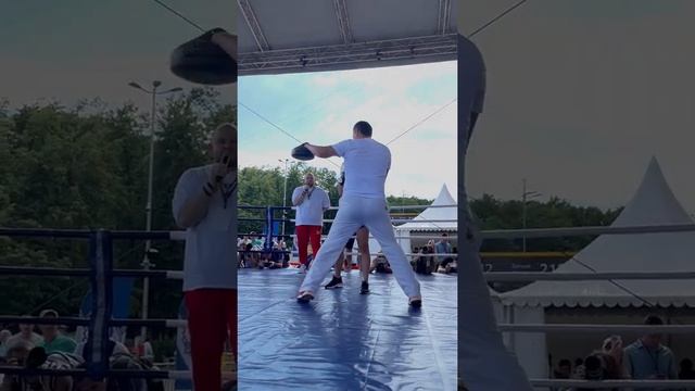 Шоу-поединок Алины Загитовой с двукратным олимпийским чемпионом по боксу Олегом Саитовым смотреть онлайн